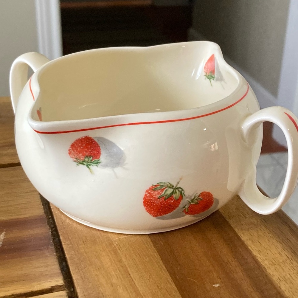 Vintage Strawberry 1930s
Cavitt-Shaw Shortcake Double
Spout Gravy Boat Dishware - Picture 2 of 9